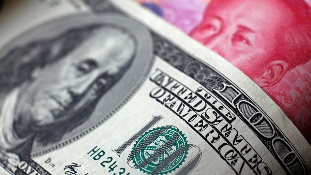 Un dollars américains et en yuan chinois