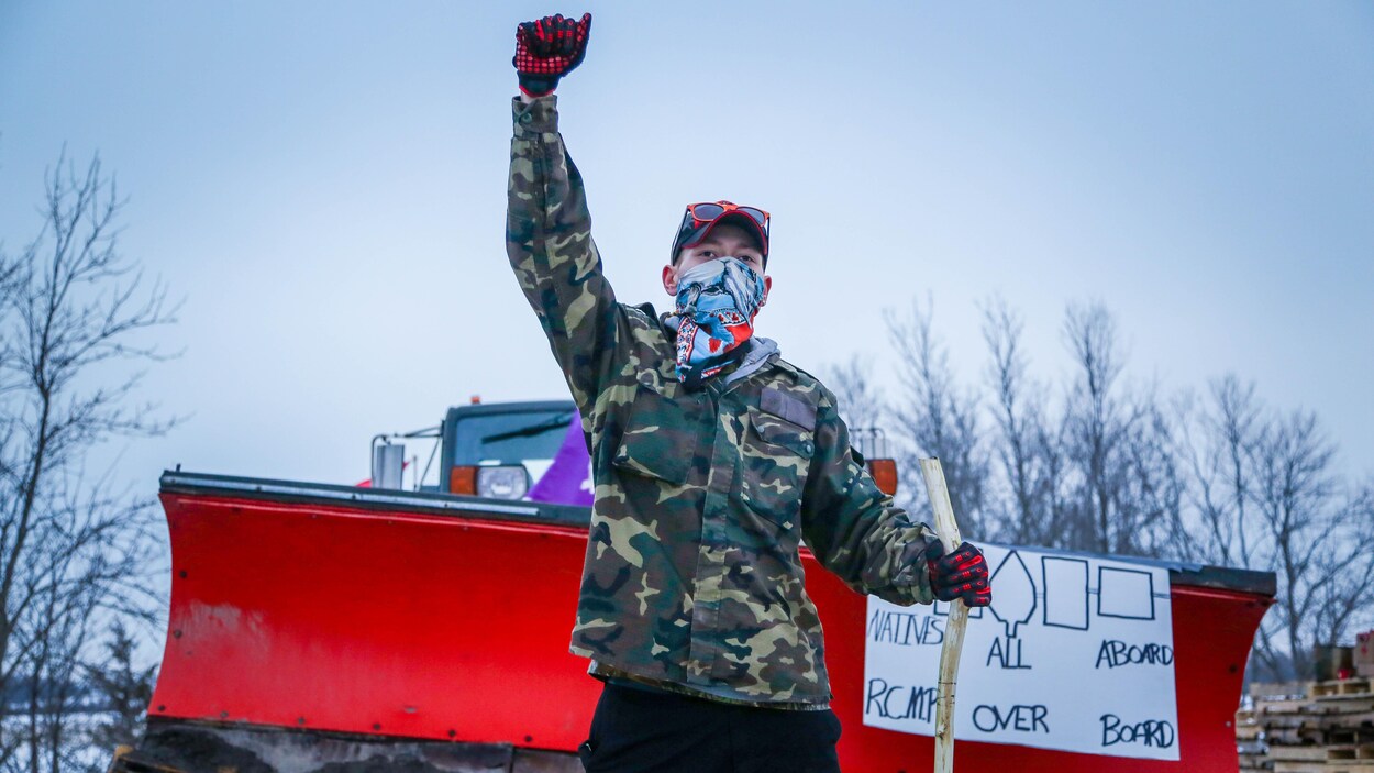Un manifestant le poing en l'air.