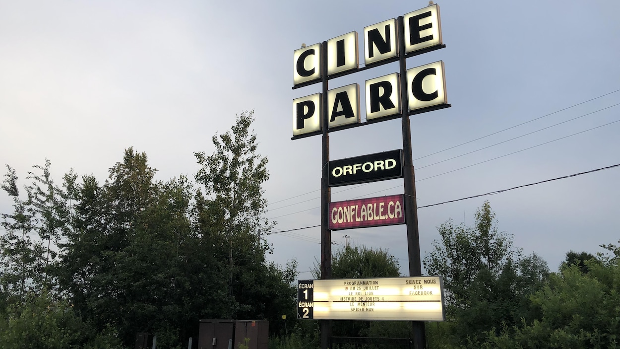 Jeunesse et nostalgie au Ciné-Parc d’Orford