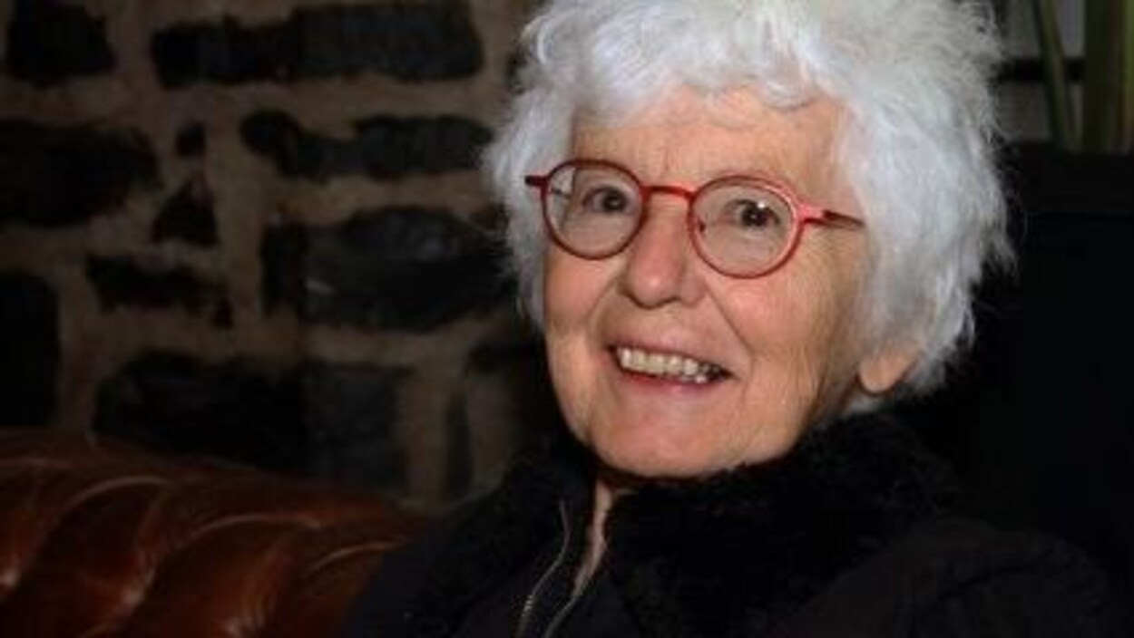 Une femme âgée souriant.