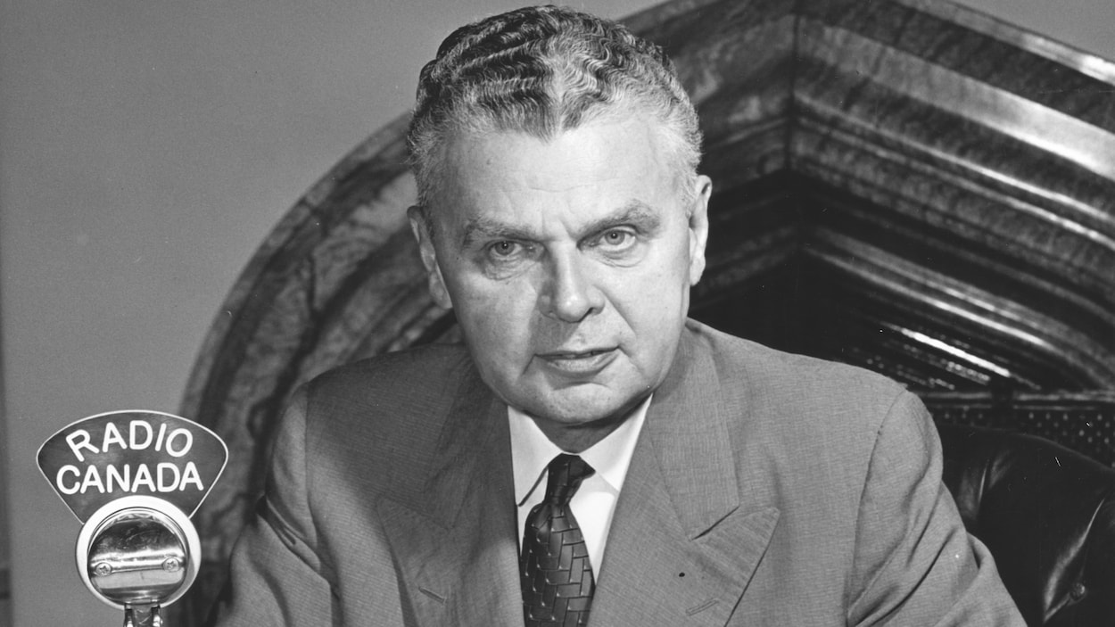 Le premier ministre du Canada, John Diefenbaker, derrière un micro de Radio-Canada.