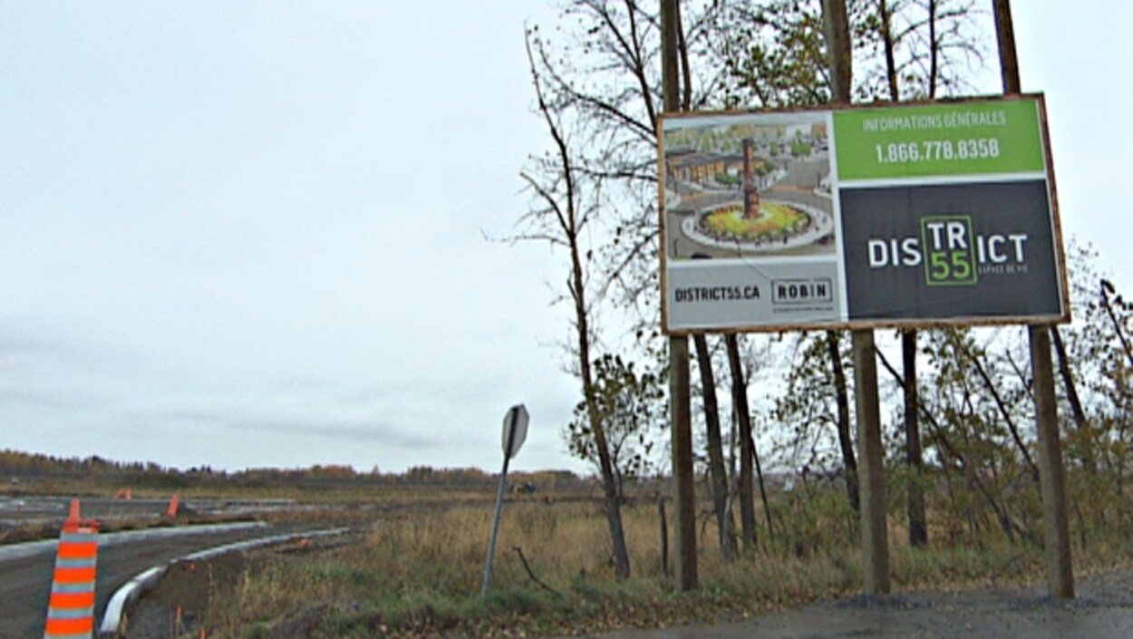 Une pancarte du nouveau projet du quartier District 55 à Trois-Rivières devant le terrain où sera construit le nouveau Colisée Une pancarte du nouveau projet du quartier District 55 à Trois-Rivières devant le terrain où sera construit le nouveau Colisée