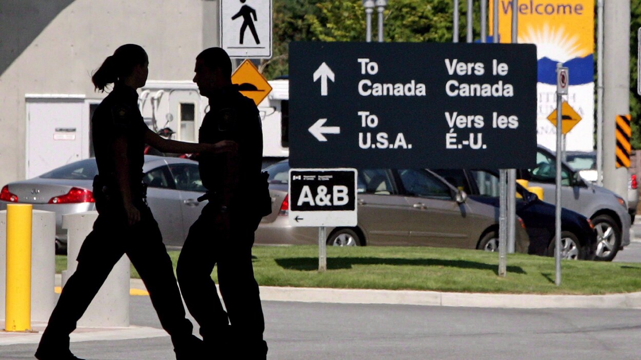 Un poste frontalier canadien. Un poste frontalier canadien.