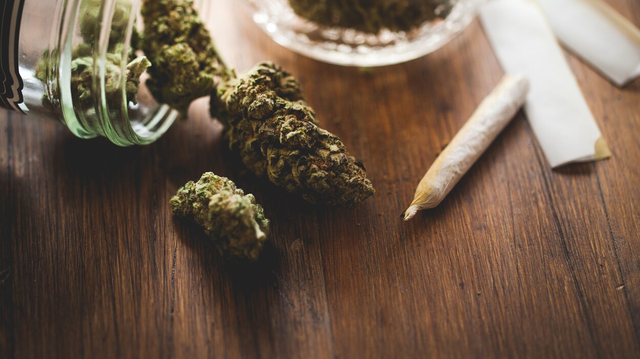 Du cannabis et un joint disposés sur une table. Du cannabis et un joint disposés sur une table.