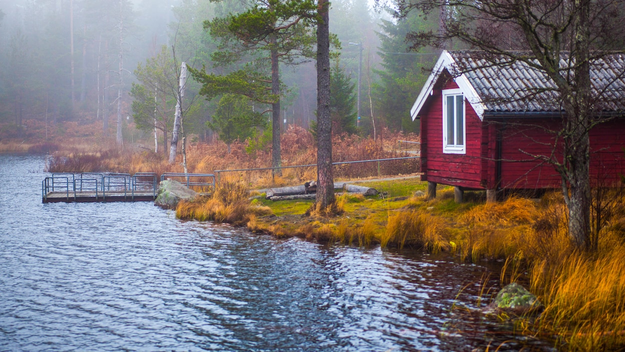 Un chalet sur le bord d'un lac.