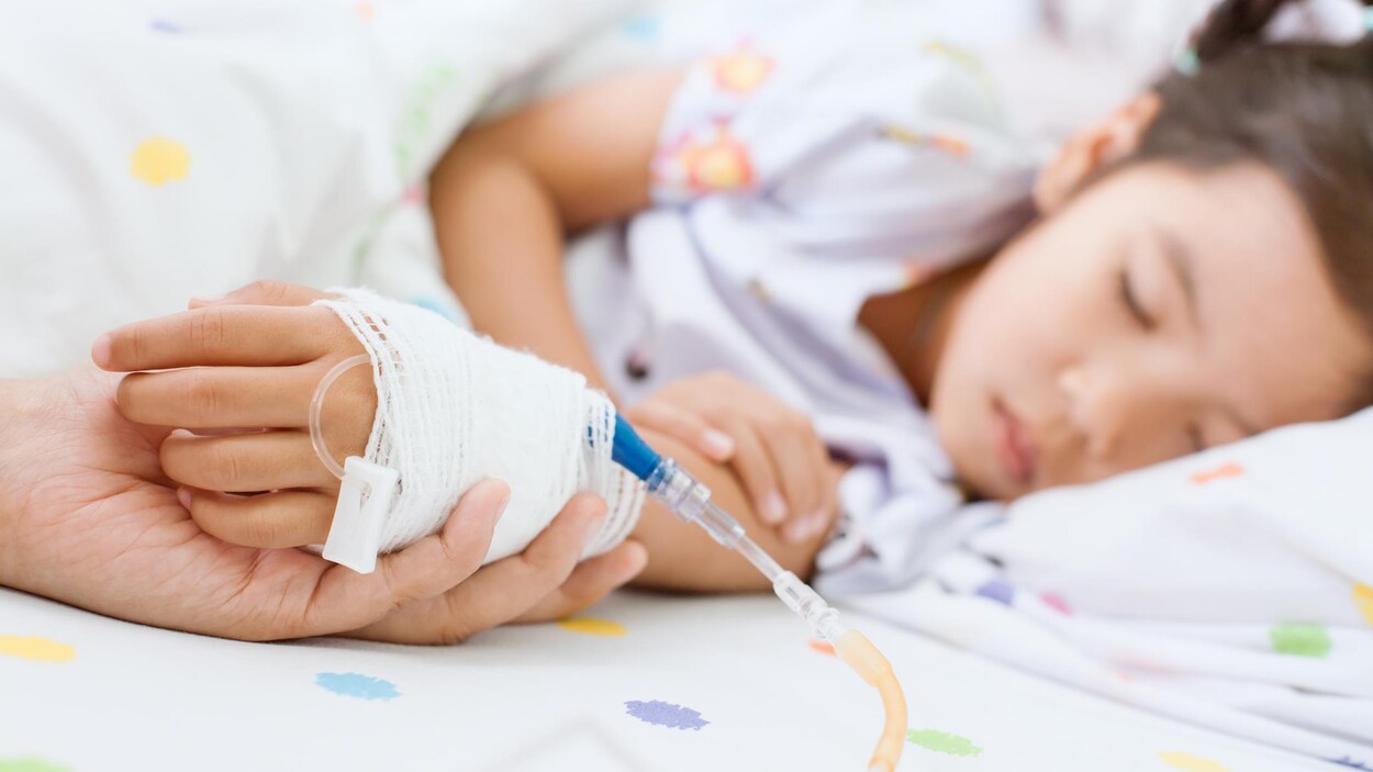 Une fillette est alitée dans un hôpital.