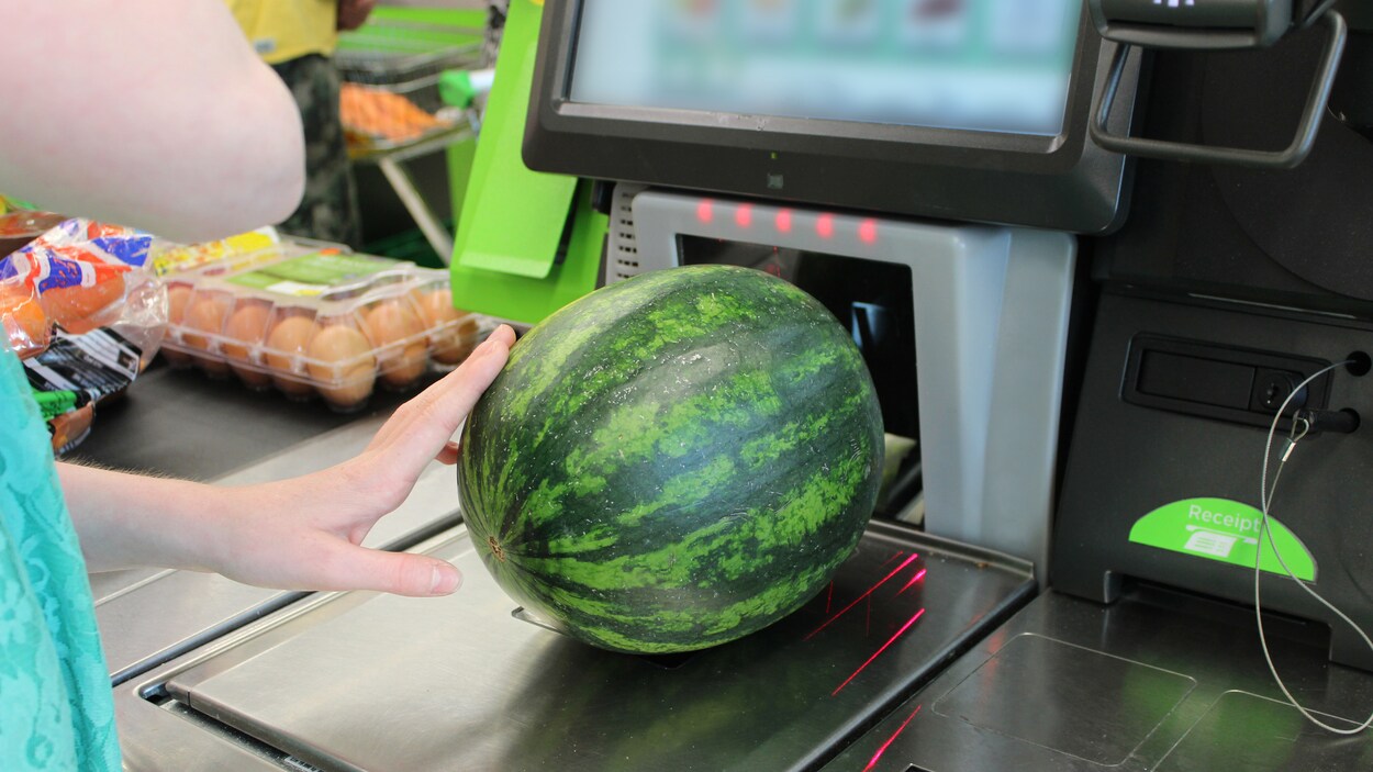 Un melon déposé sur le scanneur à l’épicerie.