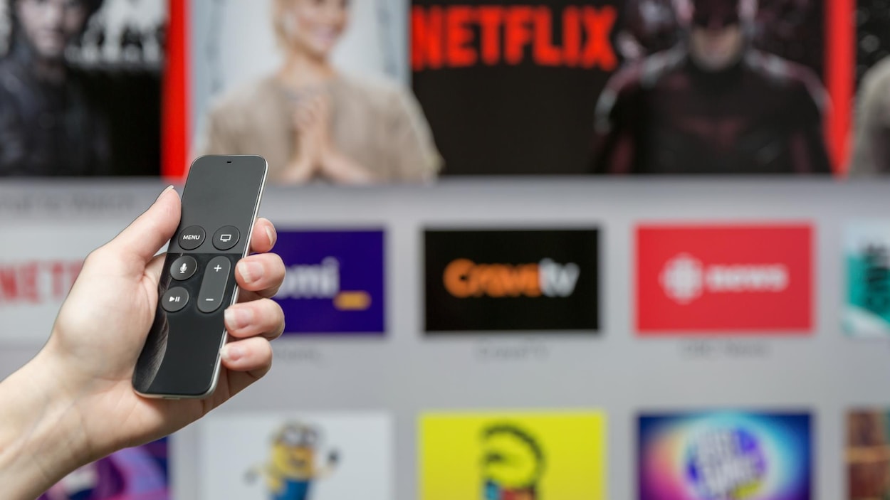 Une personne s'apprête à visionner un contenu sur son téléviseur intelligent.