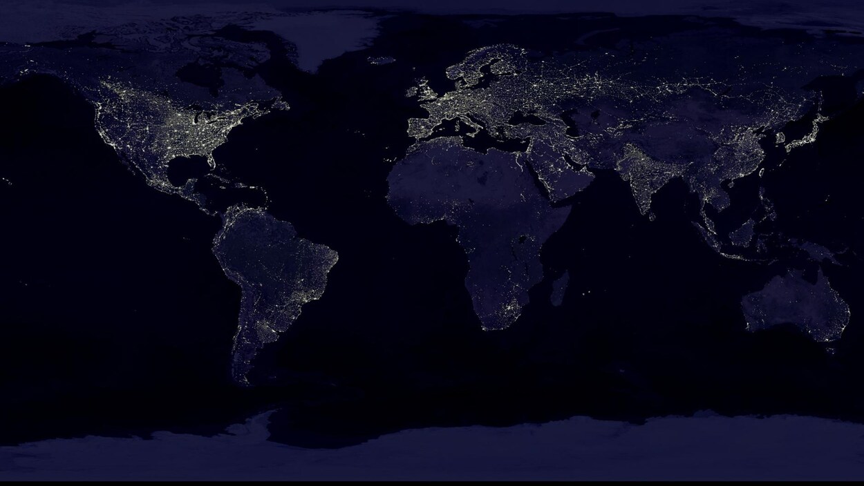 Image de la terre la nuit composée de plus de 400 images satellites qui montre bien les lumières diffusées par les grands centres urbains de la planète. Elle est utilisée par les chercheurs de la NASA pour étudier les températures autour des zones urbaines.