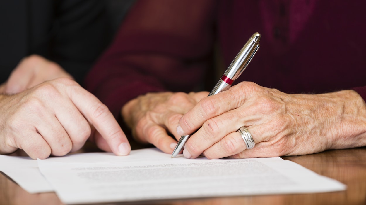 Une personne parcourt son testament avec son liquidateur.