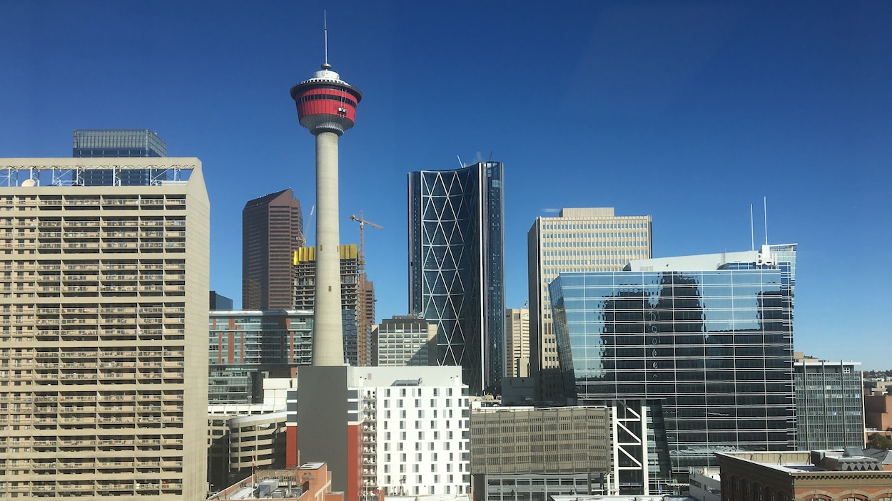 Panorama urbain de la ville de Calgary comprenant dans la composition de l'image une quinzaine de bâtiments et la Tour de Calgary au centre.