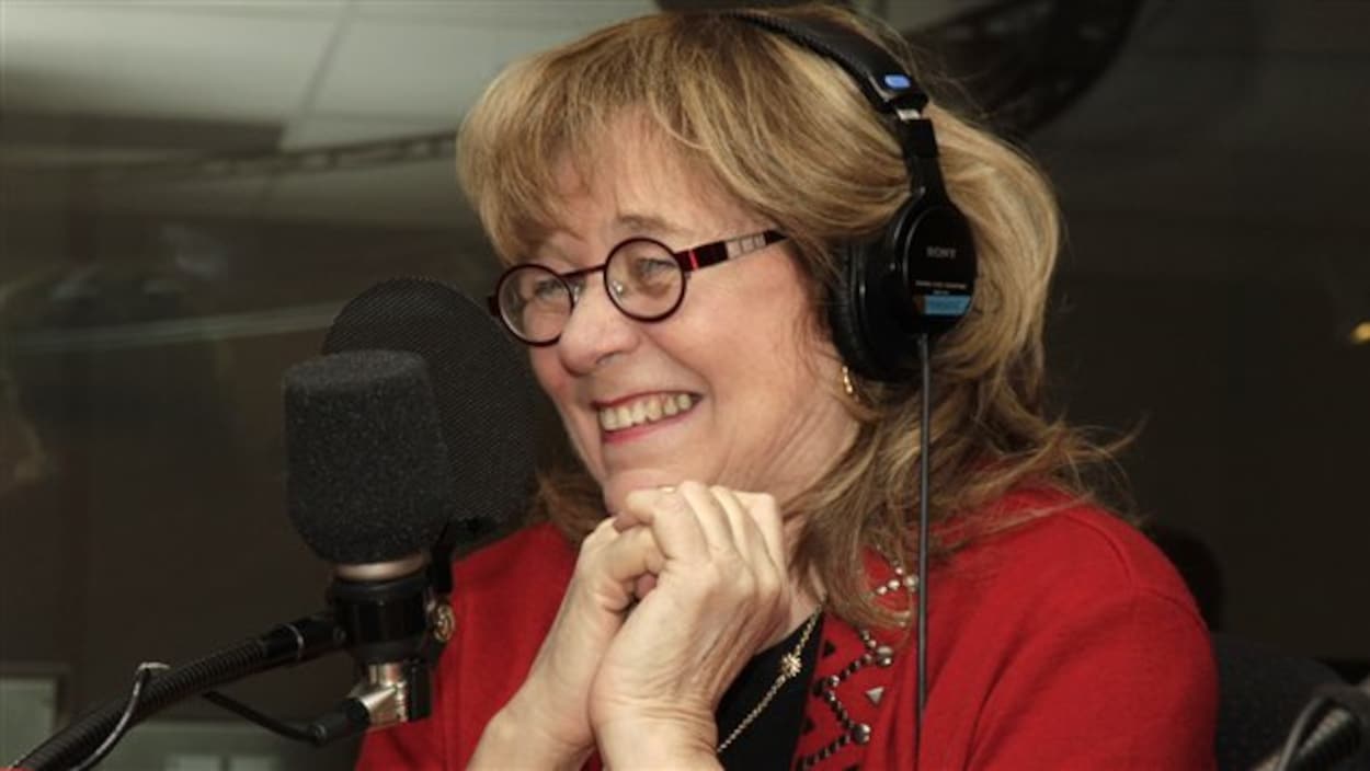 Édith Butler avec des écouteurs en studio.