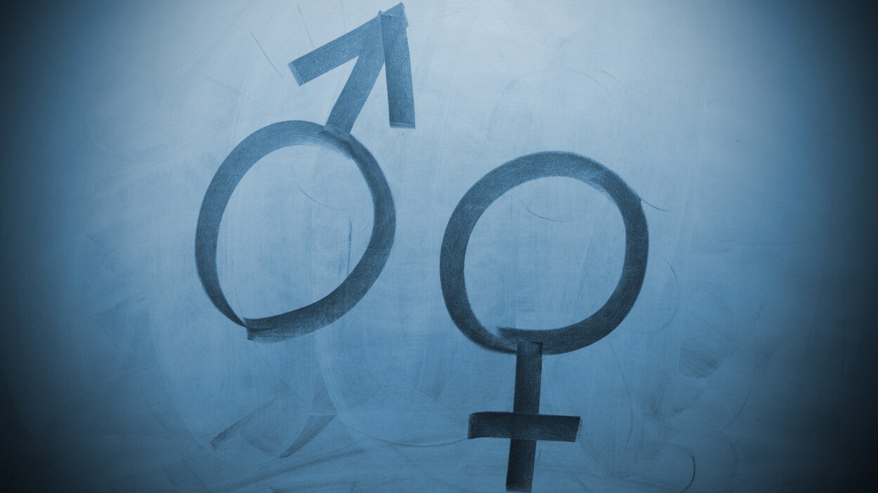 Le symbole « homme » et « femme » (Venus) sont dessinés dans les marques de craie sur un tableau noir.