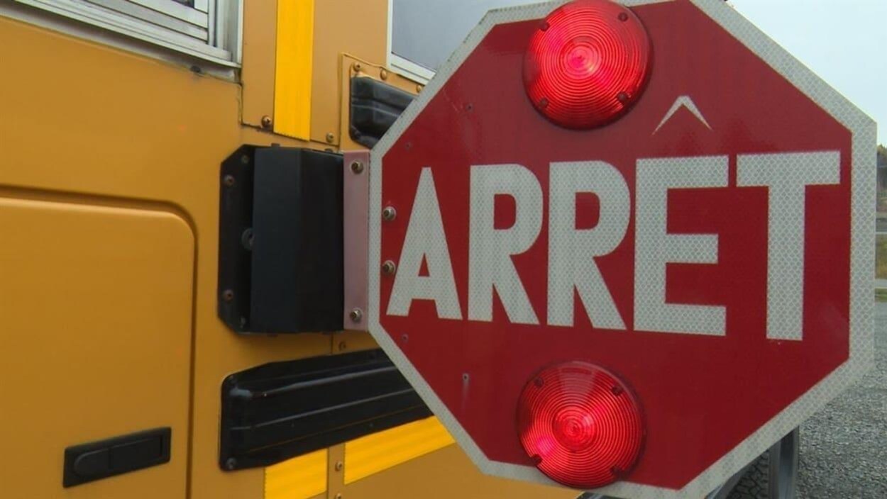 Le panneau arrêt d'un autobus scolaire en gros plan.