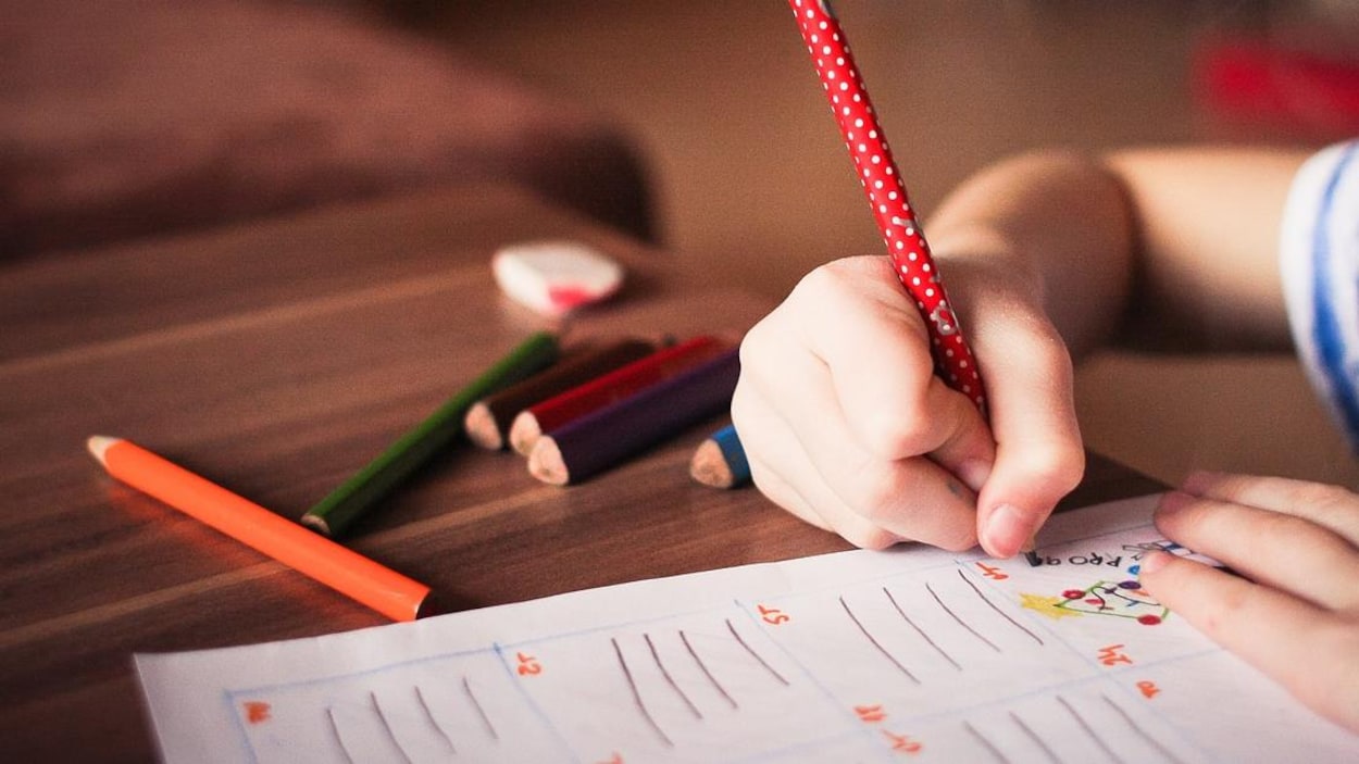 Une enfant dessine.