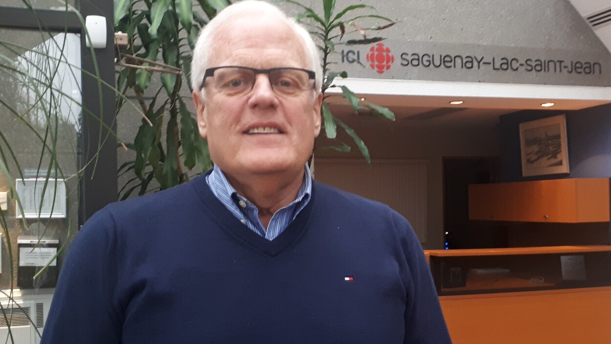 L’ancien élu provincial Serge Simard se trouve dans la station de Radio-Canada de Saguenay.
