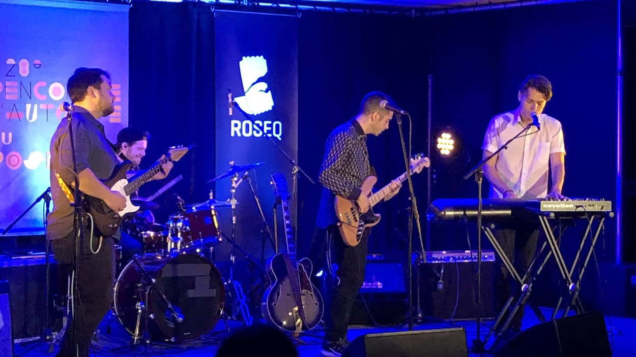 Trois musiciens sur scène