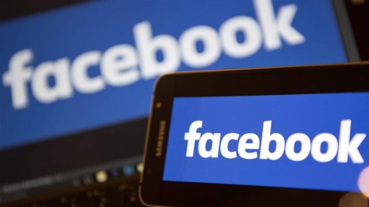 Un écran d'ordinateur et un écran de téléphone affichant Facebook