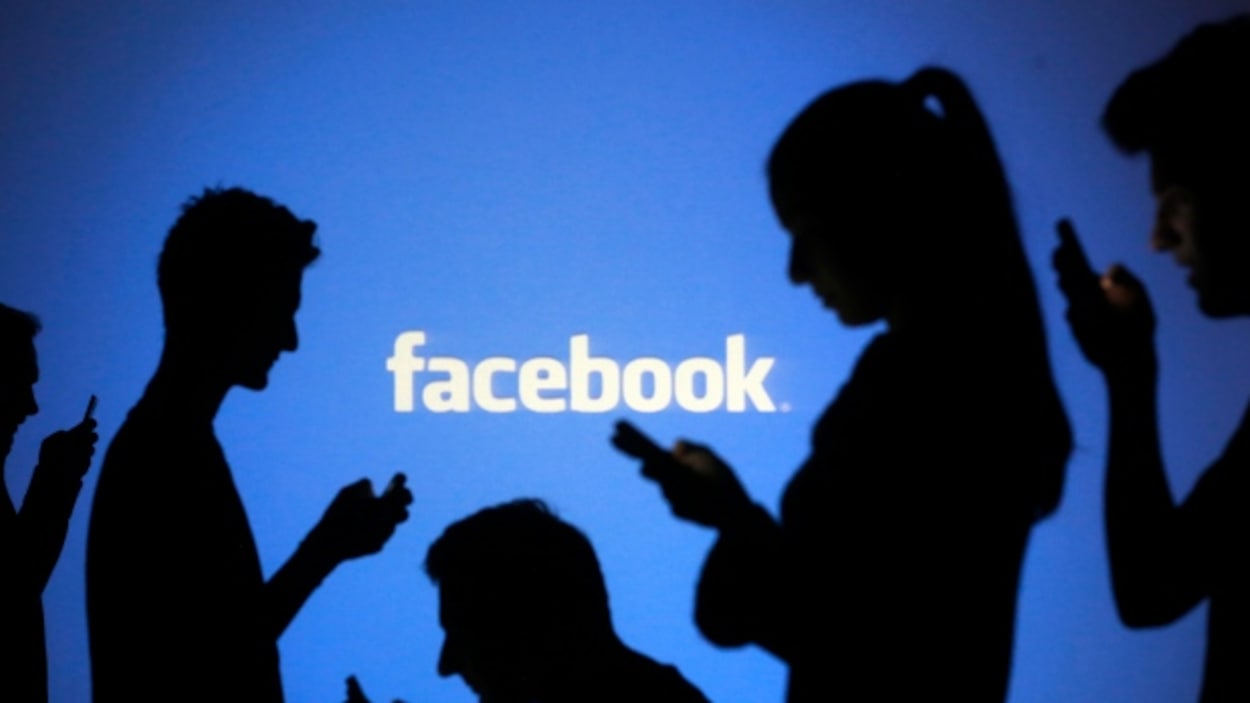 Spectre de Facebook et des gens à leur cellulaire Spectre de Facebook et des gens à leur cellulaire