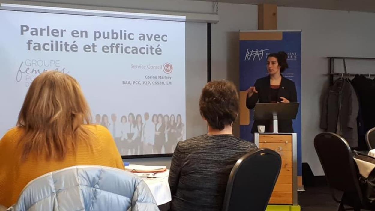 Un groupe de femmes écoutent le discours de la député Émilise Lessard-Therrien.