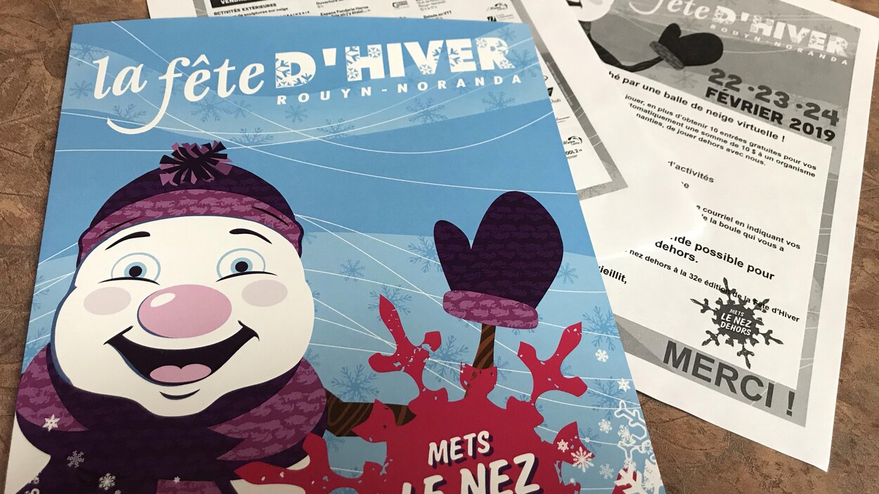 Un document aux couleurs de la fête d'hiver de Rouyn-Noranda déposé sur un bureau.