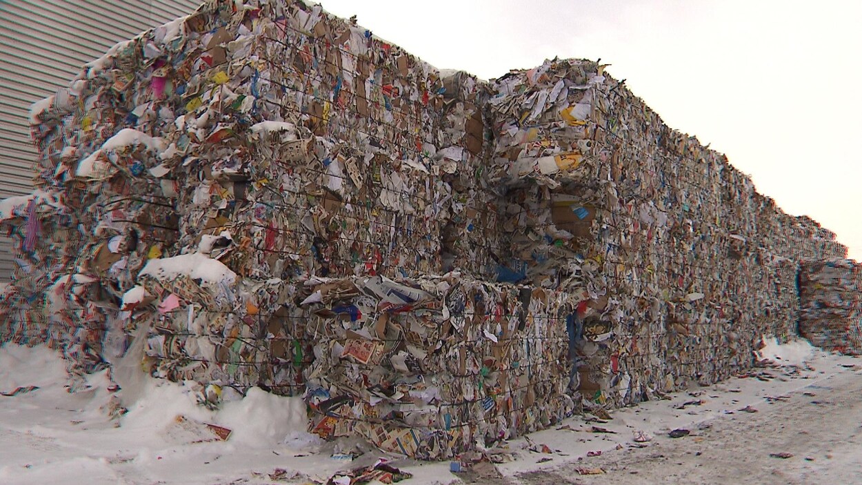 Au centre de tri de Montréal, des ballots dehors en hiver.