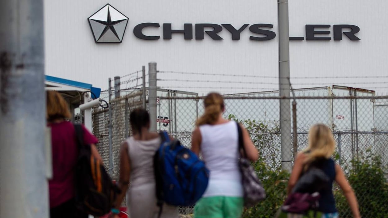 Des travailleurs arrivent à l'usine d'assemblage Fiat Chrysler, à Windsor