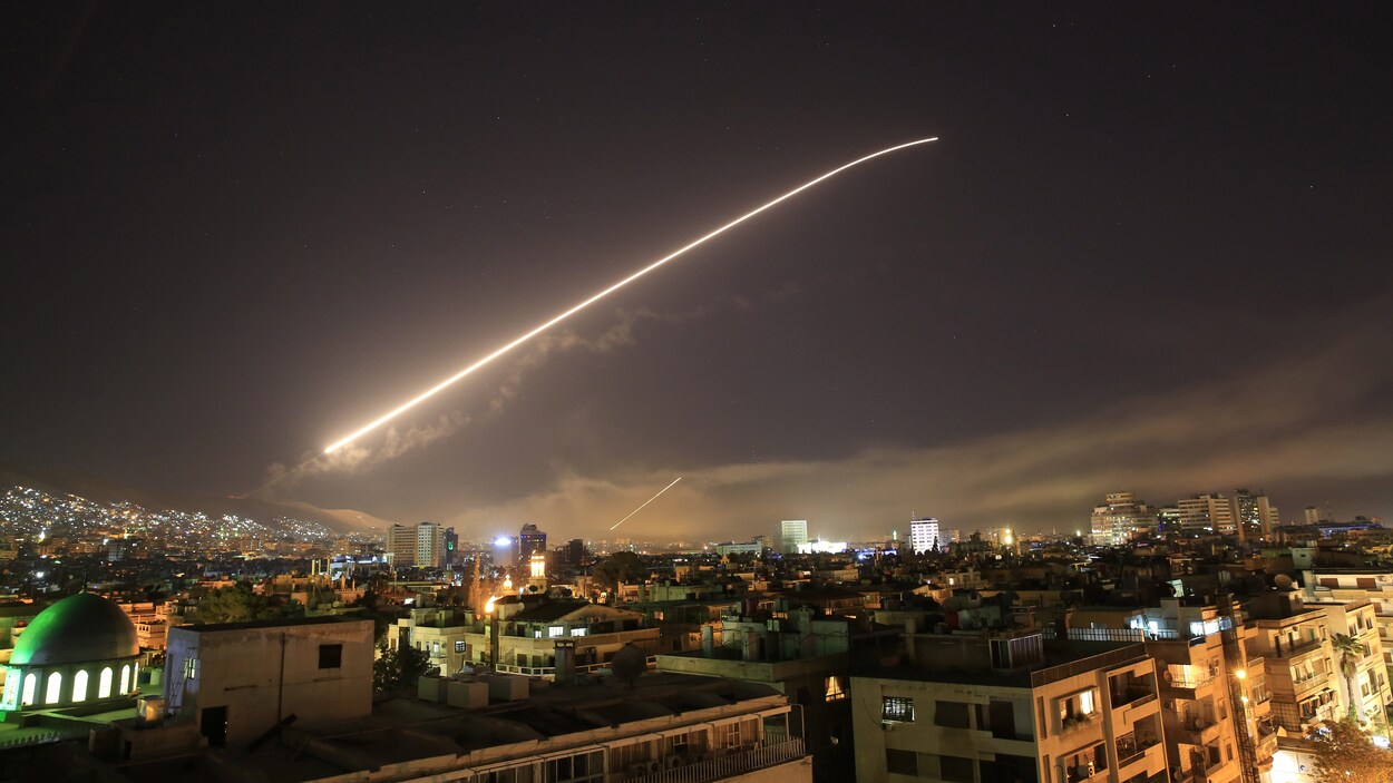 Des missiles américains déchirent le ciel de Damas alors que les États-Unis ont lancé une attaque contre la Syrie visant différentes parties de la capitale, le 14 avril 2018. Des missiles américains déchirent le ciel de Damas alors que les États-Unis ont lancé une attaque contre la Syrie visant différentes parties de la capitale, le 14 avril 2018.