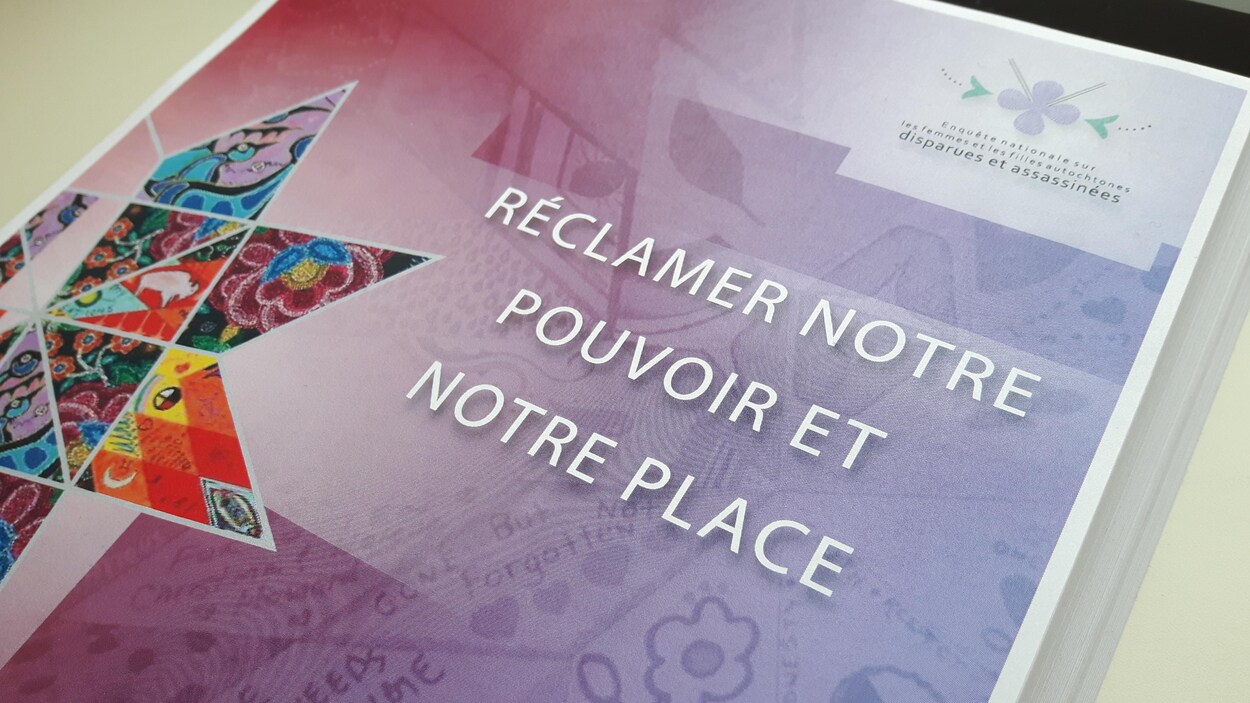 Plan serré de la couverture du rapport.