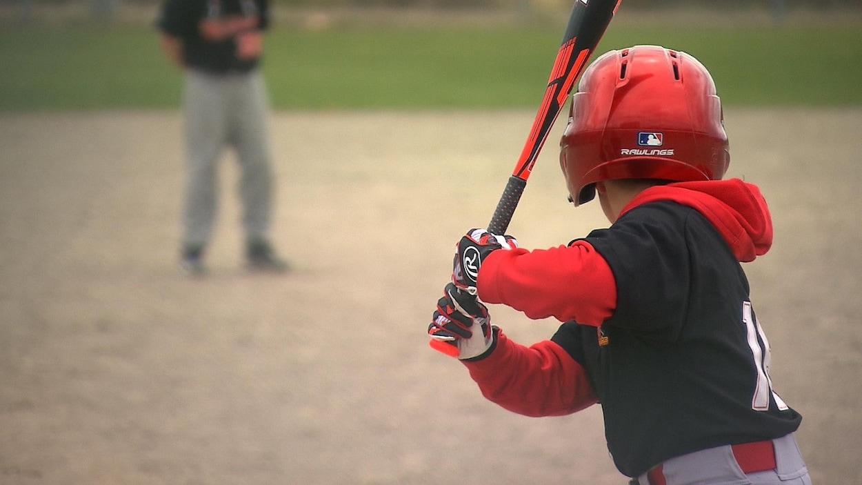 Un joueur de baseball en position pour frapper la balle.