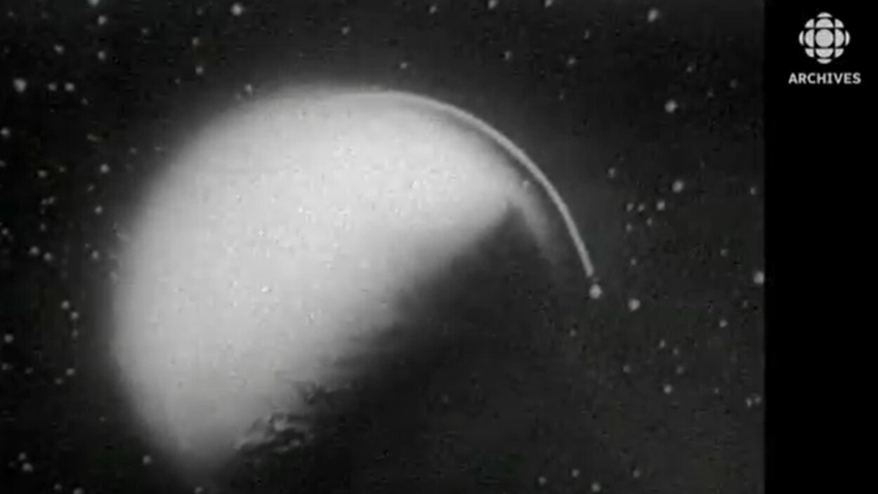 Image du vaisseau spatial de Youri Gagarine complétant l'orbite autour de la Terre.