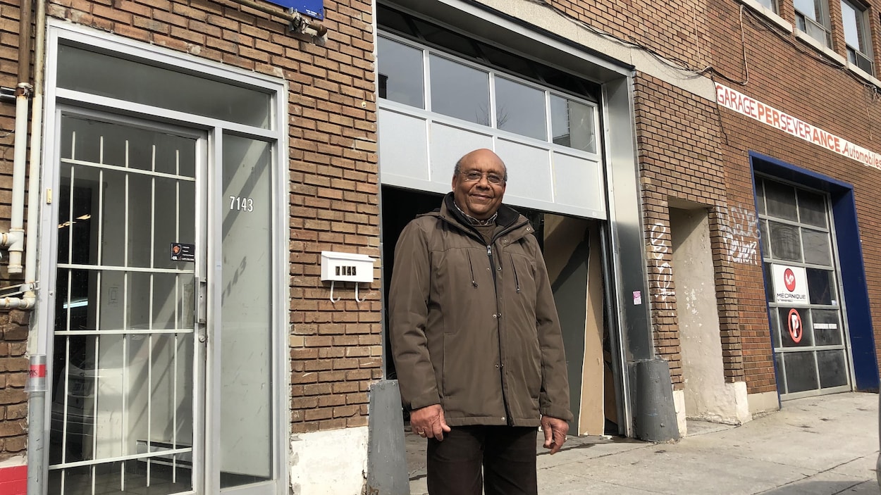 Jean-Marie Blanchard pose devant son atelier mécanique, récemment déménagé dans le quartier Rosemont-La Petite-Patrie.