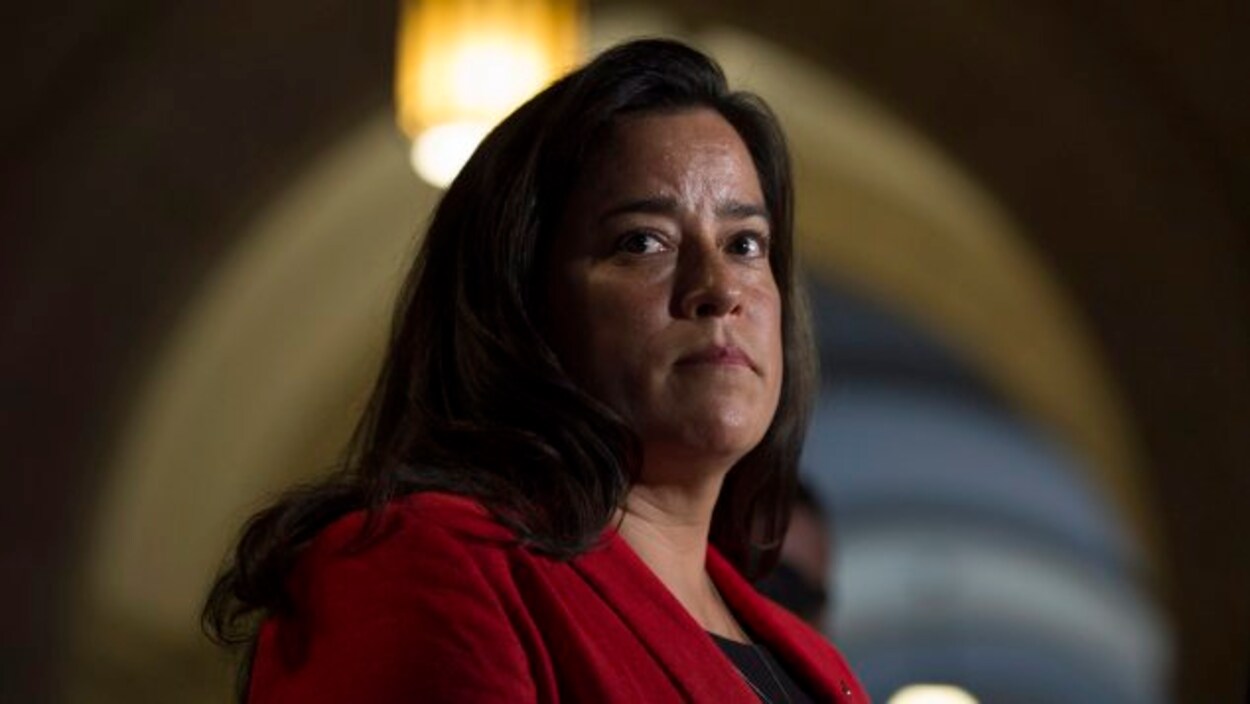 Plan serré de Jody Wilson-Raybould à l'intérieur du parlement lors d'un point de presse.