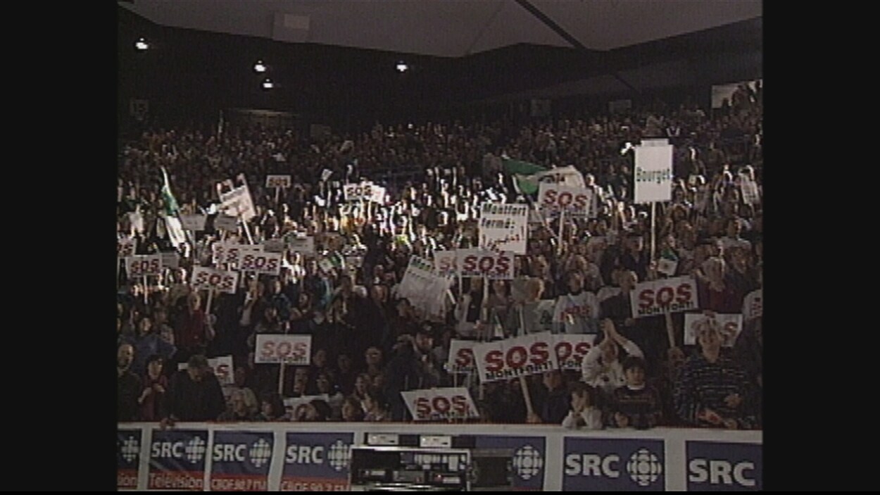 Foule en liesse au grand rassemblement du 22 mars 1997 pour la survie de l'hôpital Montfort. (Archives)