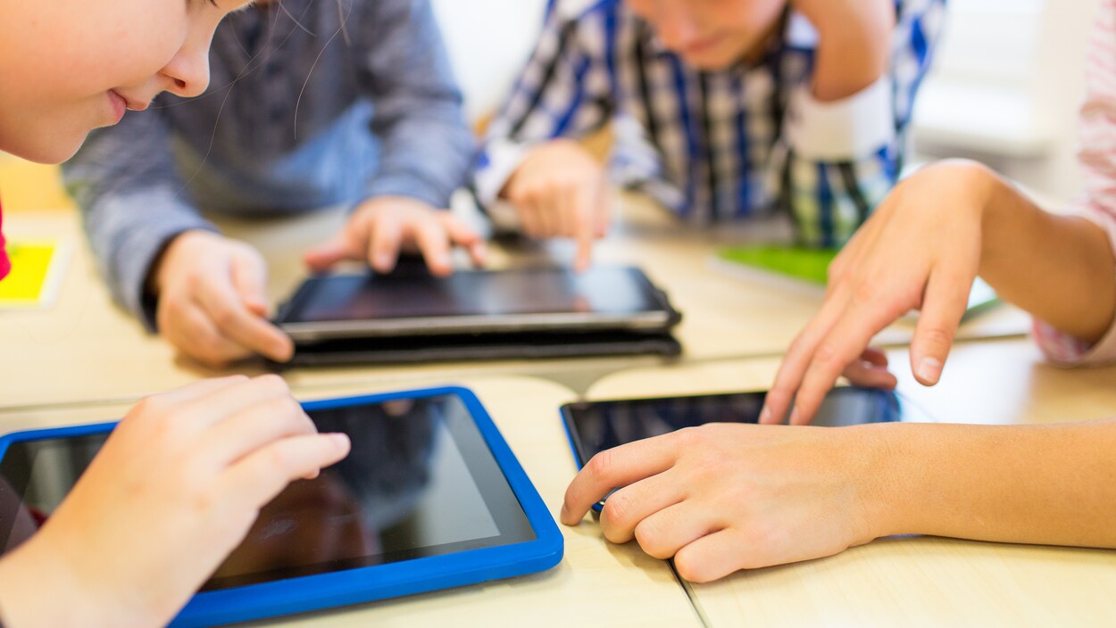 Des élèves utilisent des tablettes électroniques à des fins pédagogiques.