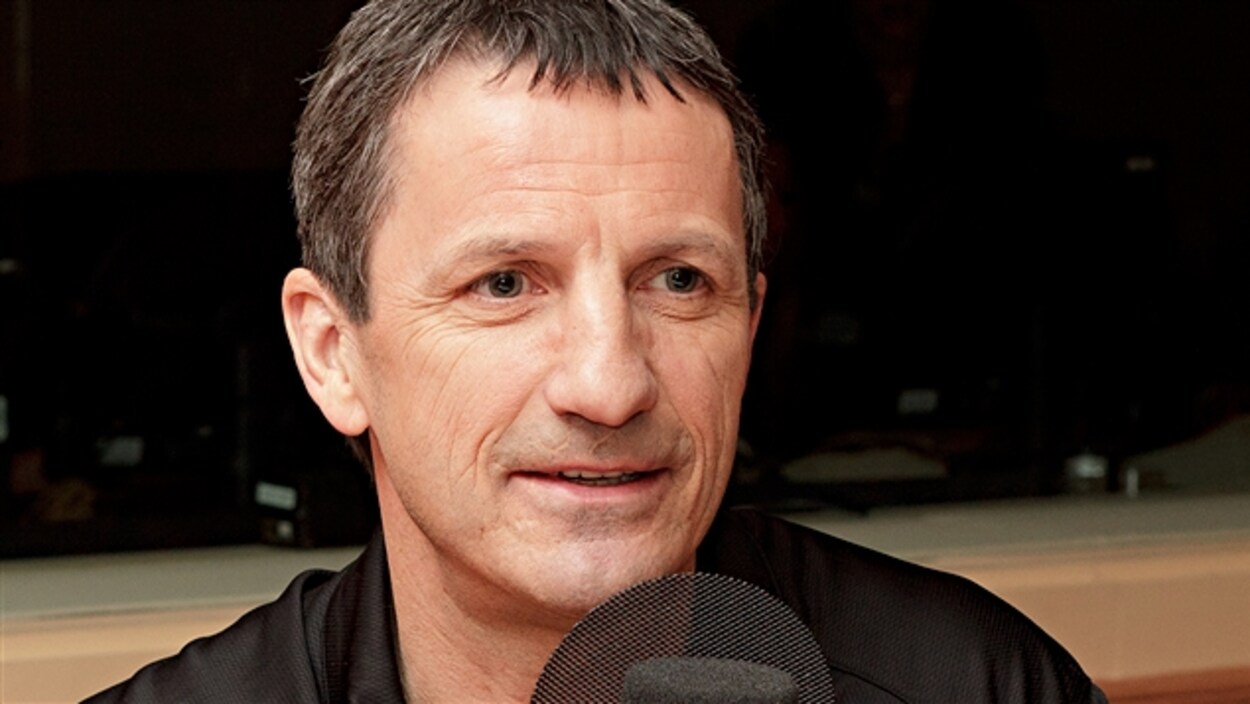 Guy Carbonneau, Septilien et ex-joueur de hockey