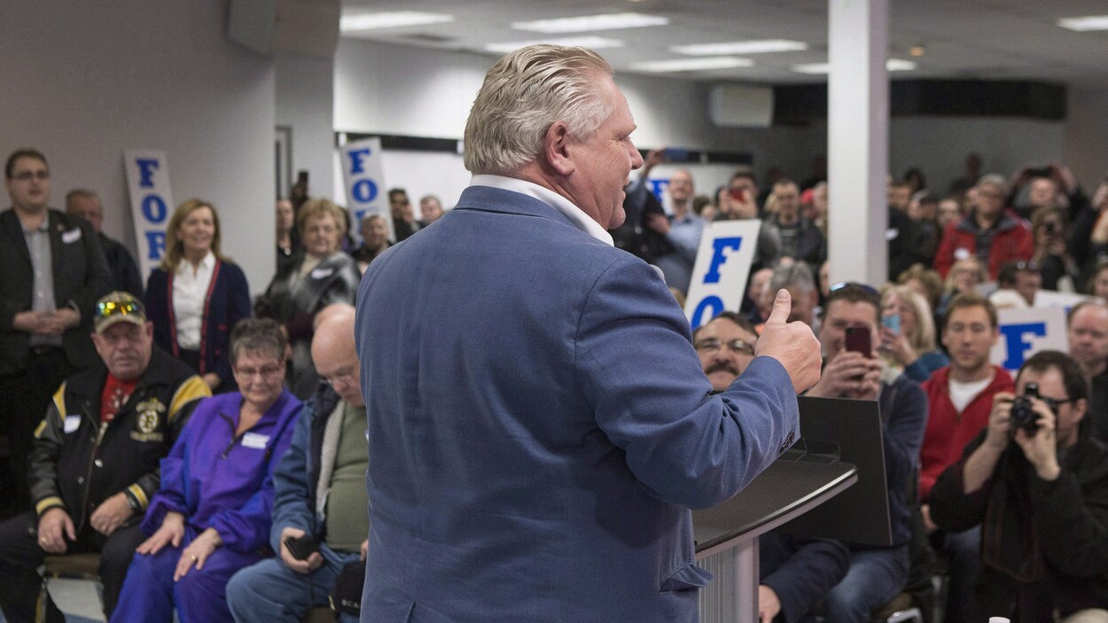 Le chef progressiste-conservateur de l'Ontario Doug Ford devant ses partisans Le chef progressiste-conservateur de l'Ontario Doug Ford devant ses partisans