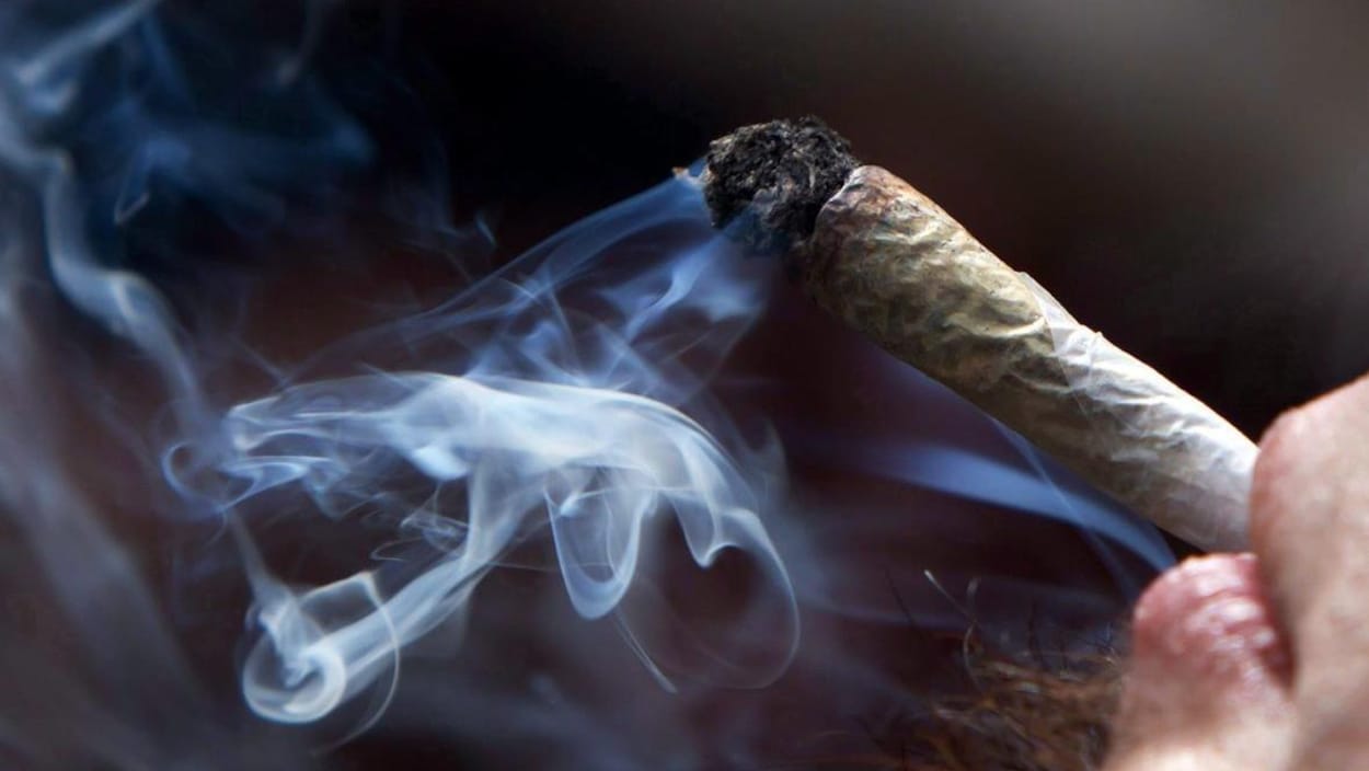 Une personne fume du cannabis.