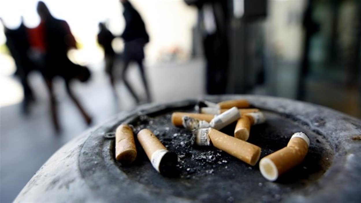 Mégots de cigarettes dans un cendrier extérieur. Mégots de cigarettes dans un cendrier extérieur.