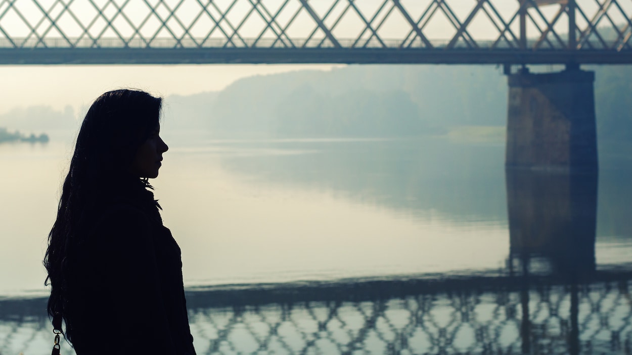La silhouette d'une jeune femme en réflexion La silhouette d'une jeune femme en réflexion