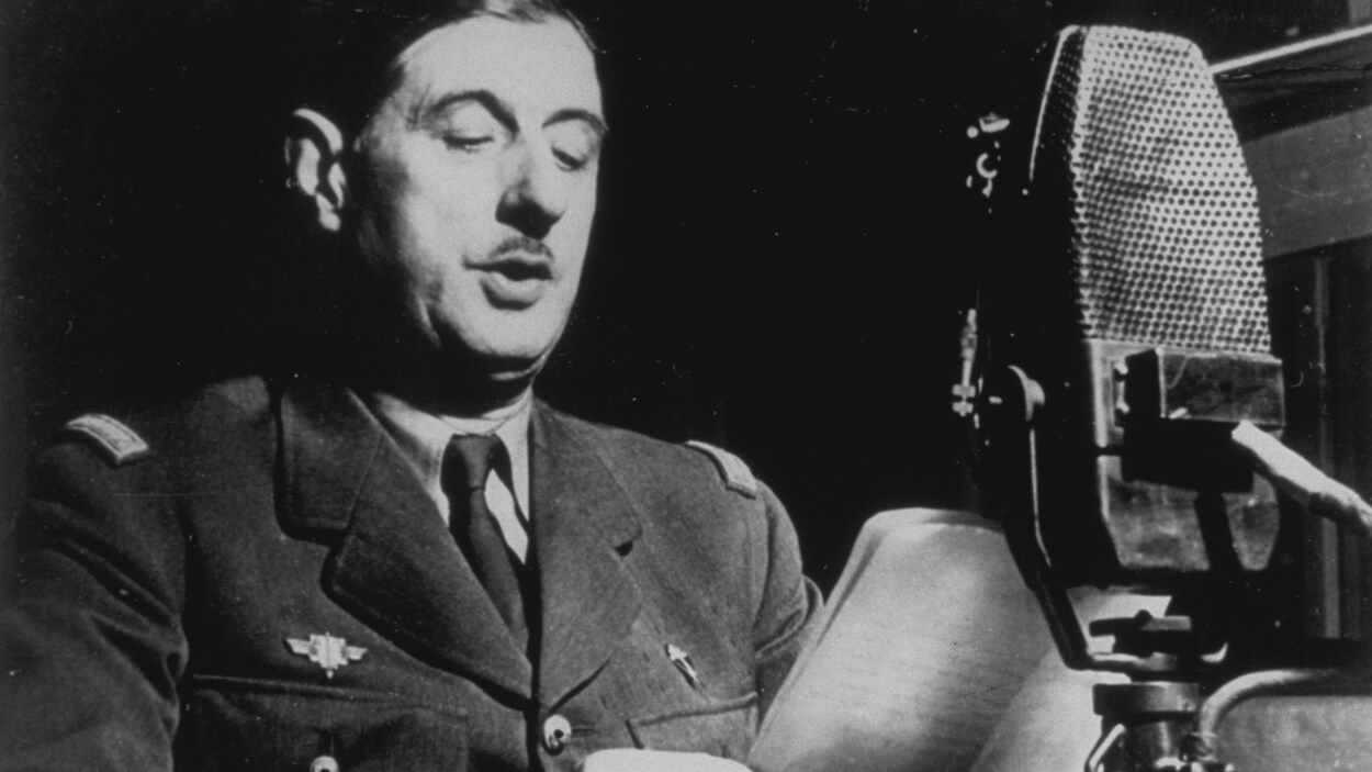 Charles de Gaulle prononce un discours à l'antenne de la BBC.