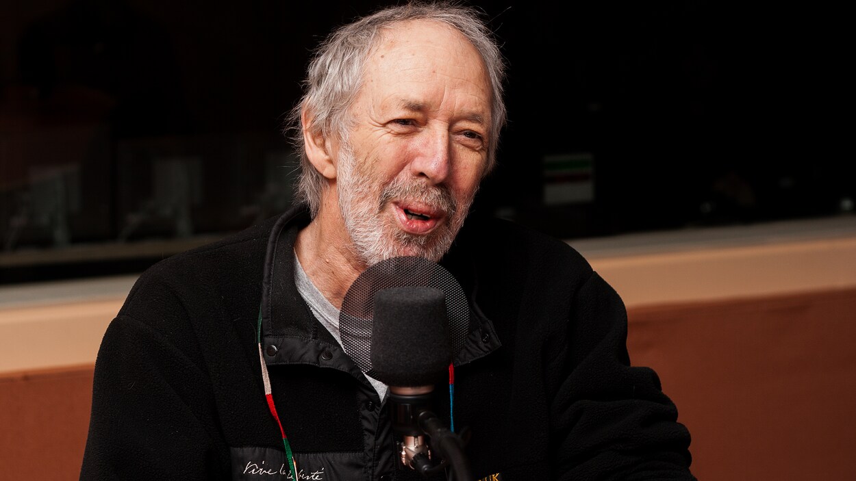 Le réalisateur offre un sourire narquois à l'animatrice Christiane Charette, en entrevue à Radio-Canada en 2009.