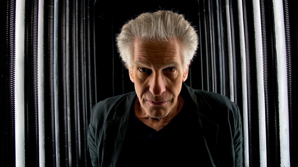 En 2008, David Cronenberg pose pour une photo après une conférence de presse portant sur une adaptation de son film The Fly à l'opéra de Los Angeles. En 2008, David Cronenberg pose pour une photo après une conférence de presse portant sur une adaptation de son film The Fly à l'opéra de Los Angeles.