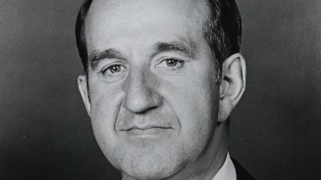 Gros plan de Pierre Laporte.