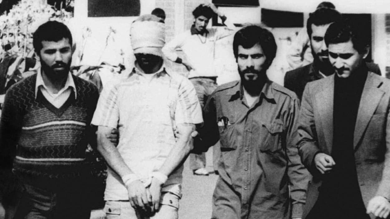Un des 66 otages est montré par des militants iraniens à l'extérieur de l'ambassade américaine de Téhéran, le 9 novembre 1979.