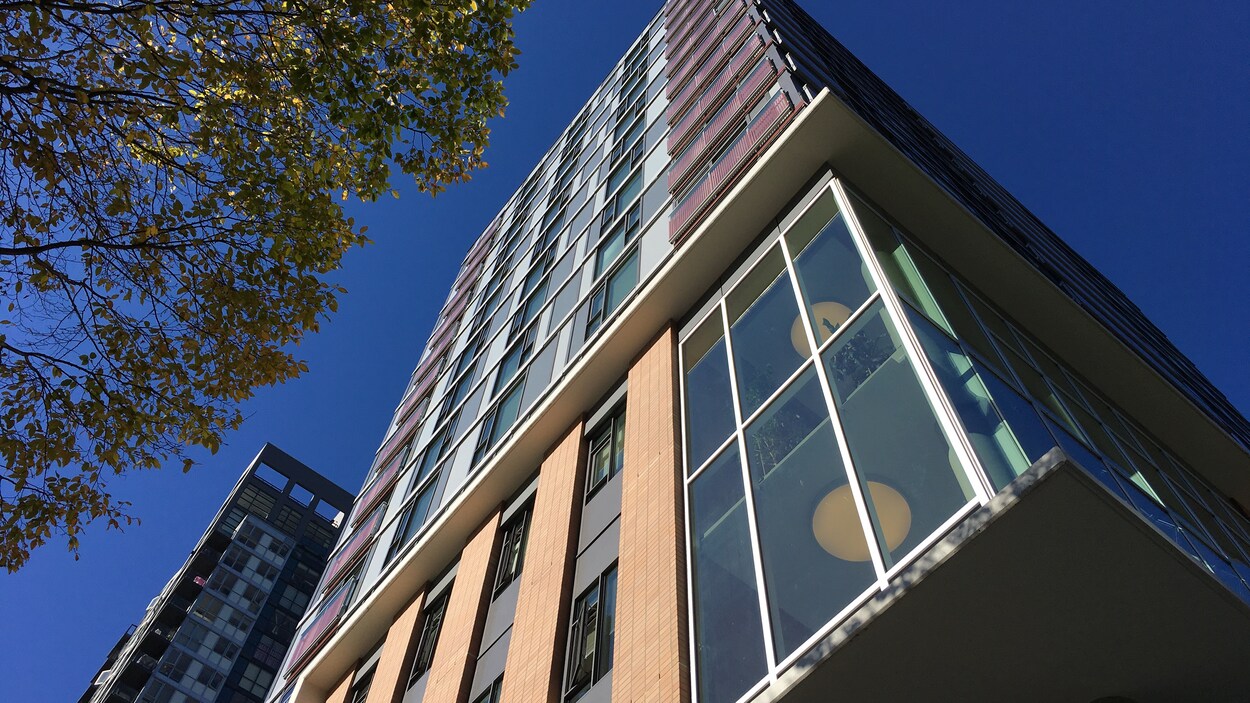 Vue d'en bas de l'immeuble de plusieurs étages