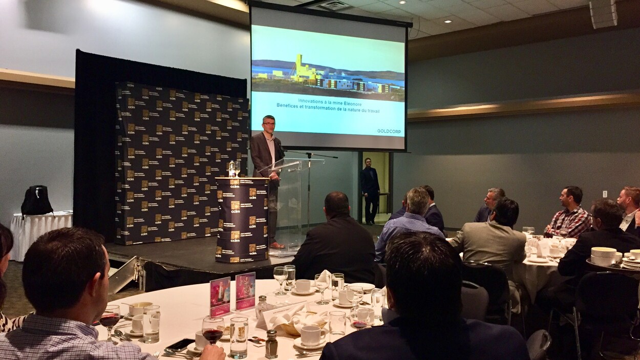 Le directeur de la stratégie innovation à la mine Éléonore de Goldcorp Luc St-Arnaud lors de sa présentation jeudi à Rouyn-Noranda.