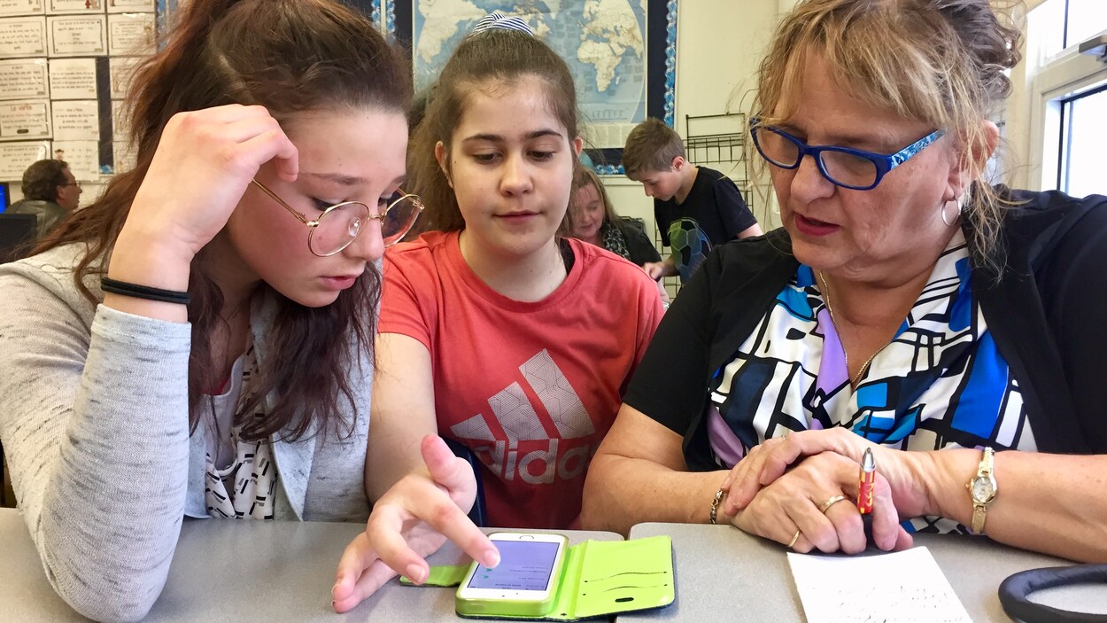 Des élèves de 6e année offrent de la formation en informatique aux adultes. Ils abordent Facebook, Messenger, ainsi que sur le traitement de texte et la création d'un compte courriel. Des élèves de 6e année offrent de la formation en informatique aux adultes. Ils abordent Facebook, Messenger, ainsi que sur le traitement de texte et la création d'un compte courriel.