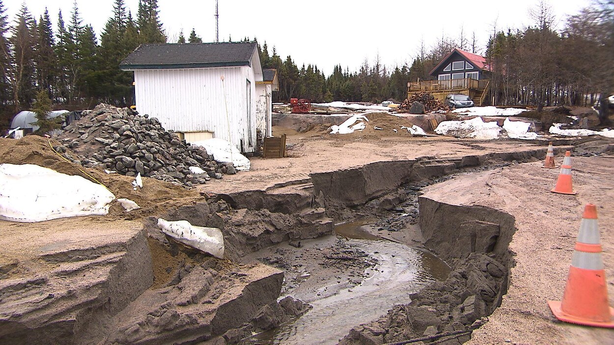 Affaissement de terrain à Baie Johan-Beetz, derrière le garage municipal Affaissement de terrain à Baie Johan-Beetz, derrière le garage municipal