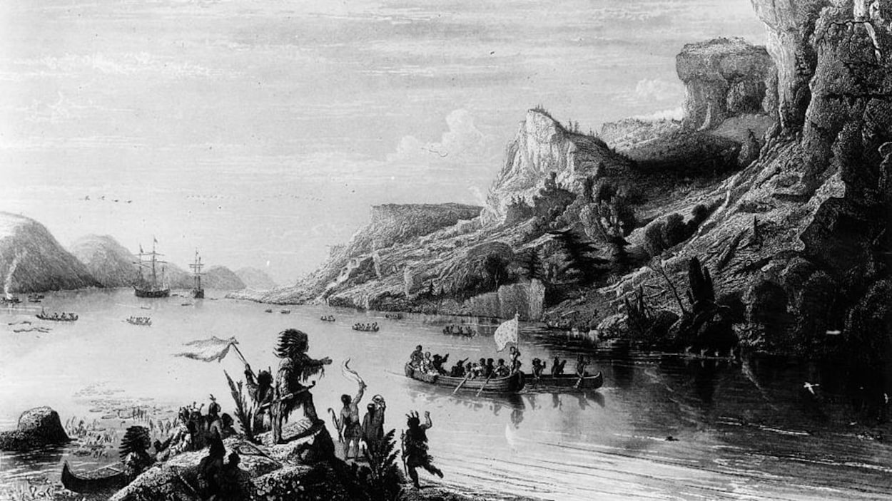 Gravure en noir et blanc montrant des bateaux et des Autochtones sur les rivages du fleuve.